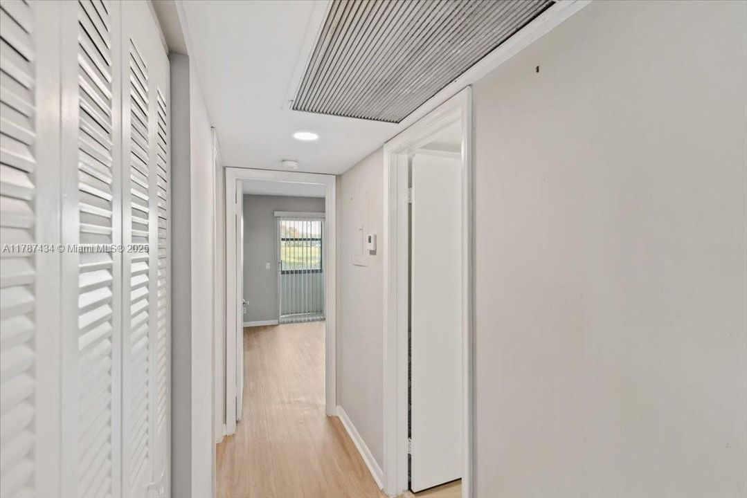 最近售出: $225,000 (2 贝兹, 2 浴室, 933 平方英尺)