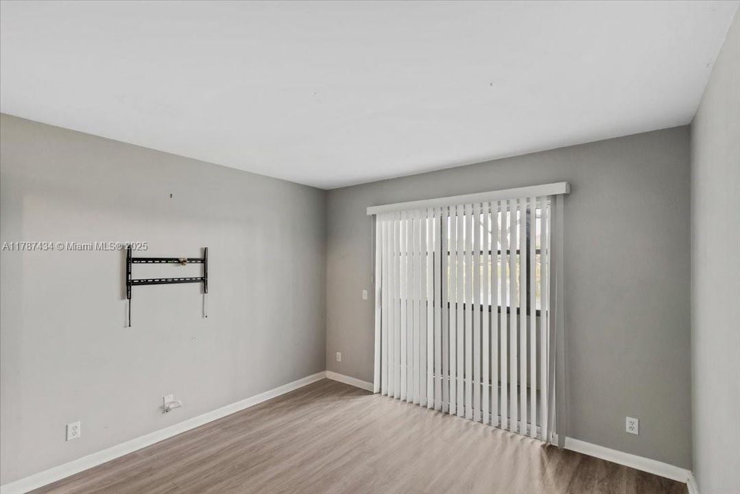 最近售出: $225,000 (2 贝兹, 2 浴室, 933 平方英尺)