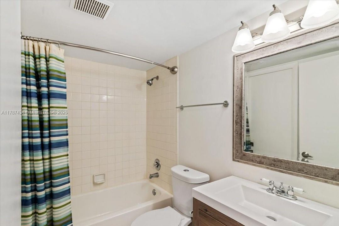 最近售出: $225,000 (2 贝兹, 2 浴室, 933 平方英尺)