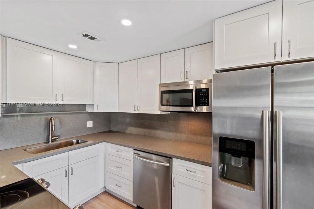 最近售出: $225,000 (2 贝兹, 2 浴室, 933 平方英尺)