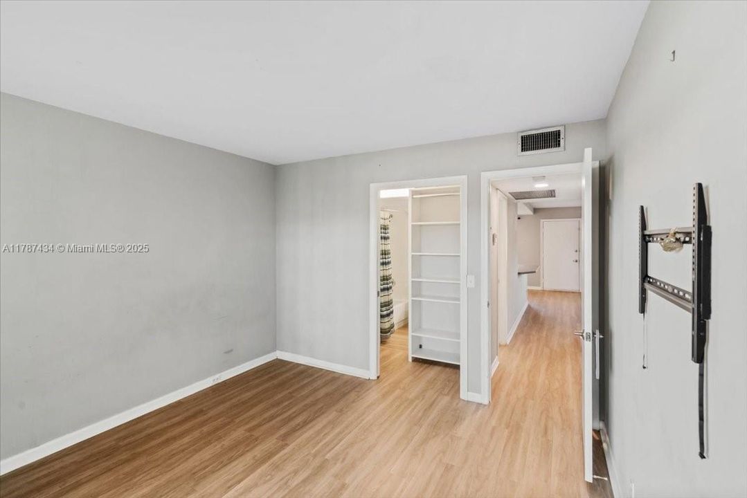 最近售出: $225,000 (2 贝兹, 2 浴室, 933 平方英尺)