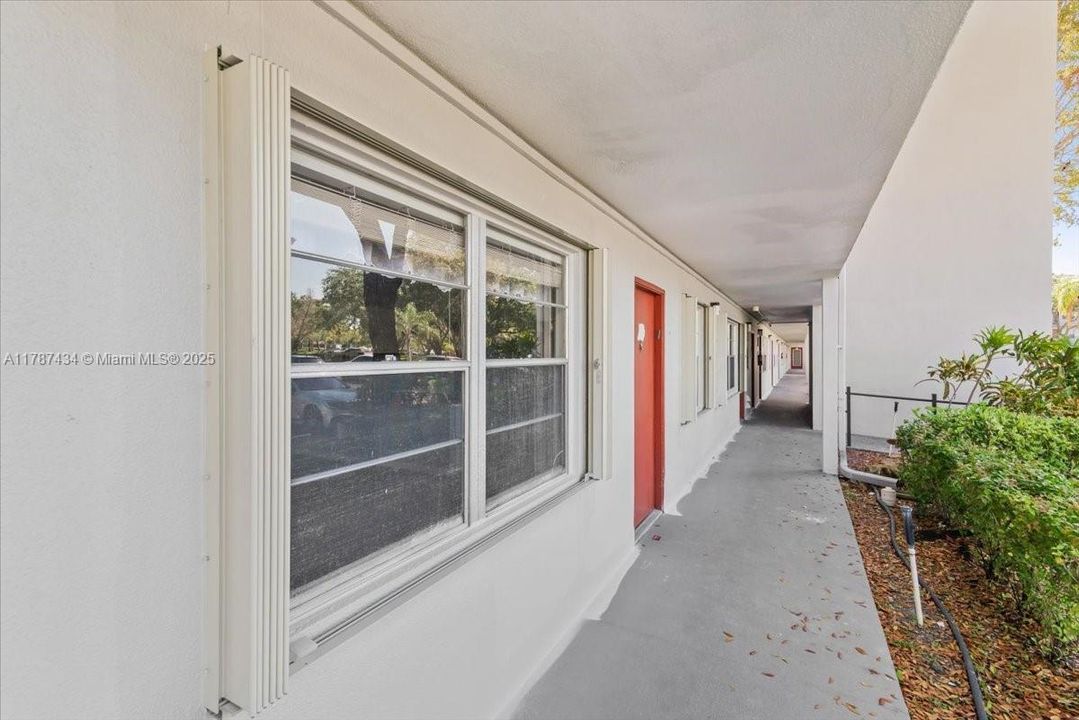 最近售出: $225,000 (2 贝兹, 2 浴室, 933 平方英尺)