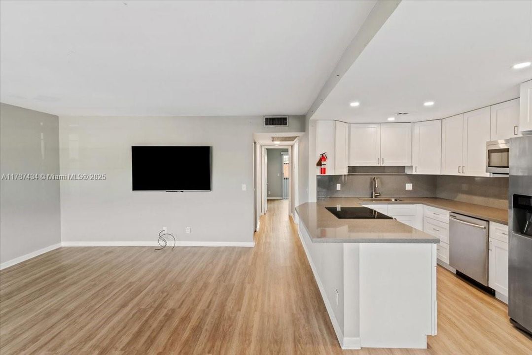 最近售出: $225,000 (2 贝兹, 2 浴室, 933 平方英尺)