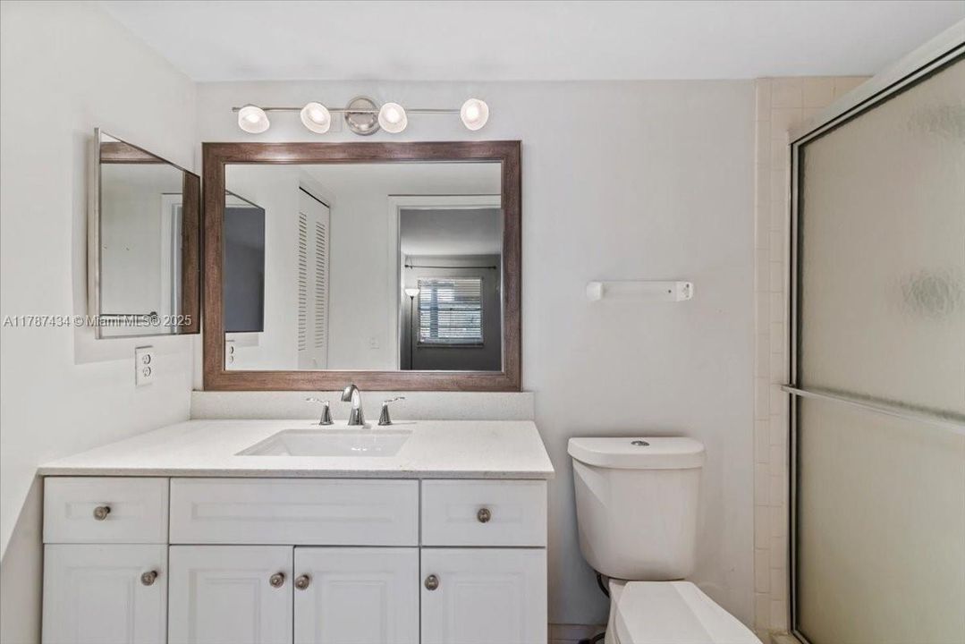 最近售出: $225,000 (2 贝兹, 2 浴室, 933 平方英尺)