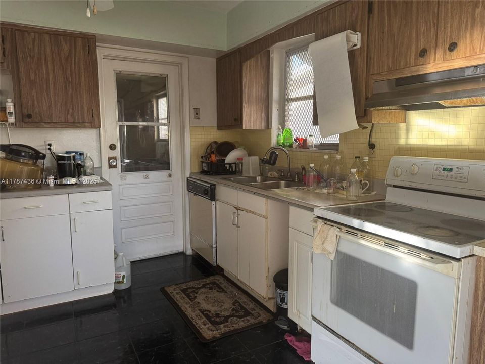 最近售出: $375,000 (3 贝兹, 2 浴室, 1550 平方英尺)