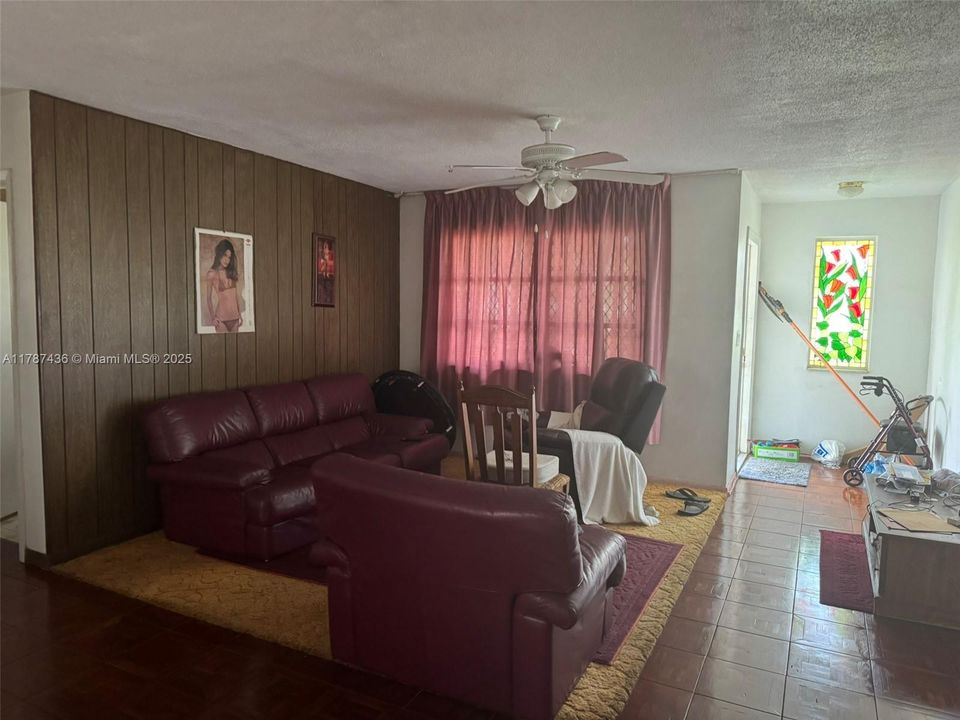 最近售出: $375,000 (3 贝兹, 2 浴室, 1550 平方英尺)