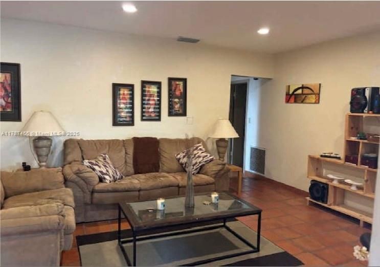 Recently Sold: $1,390,000 (4 beds, 3 baths, 2552 Square Feet)