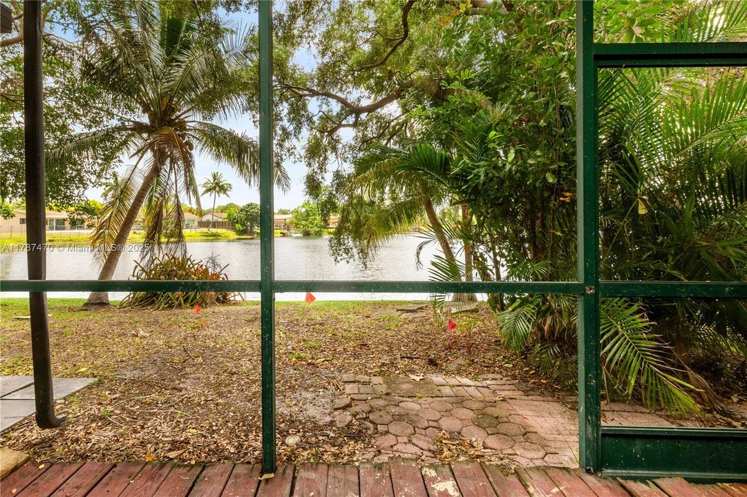 For Sale: $269,000 (2 beds, 1 baths, 1040 Square Feet)