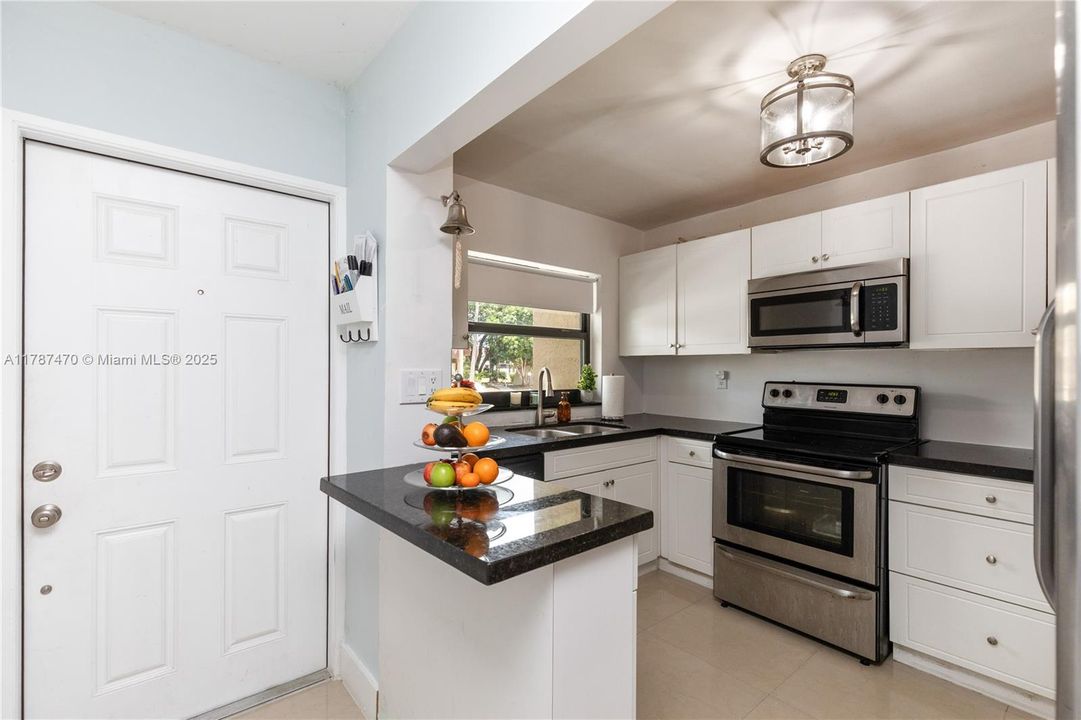 For Sale: $269,000 (2 beds, 1 baths, 1040 Square Feet)