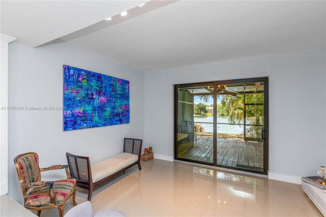 For Sale: $269,000 (2 beds, 1 baths, 1040 Square Feet)