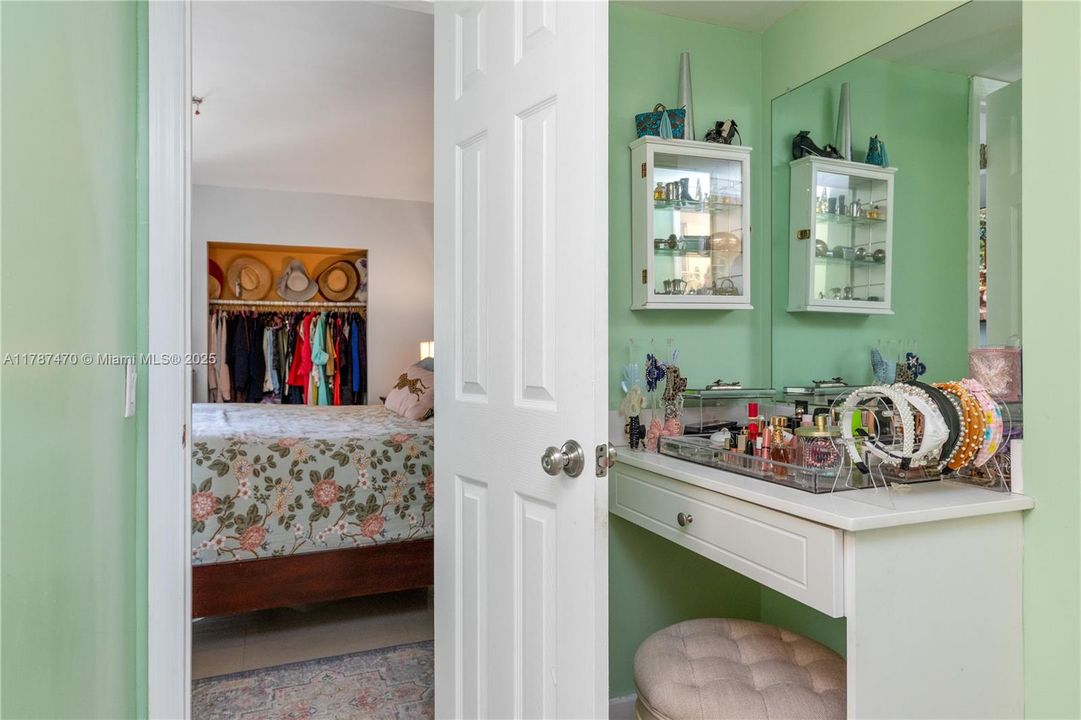 For Sale: $269,000 (2 beds, 1 baths, 1040 Square Feet)