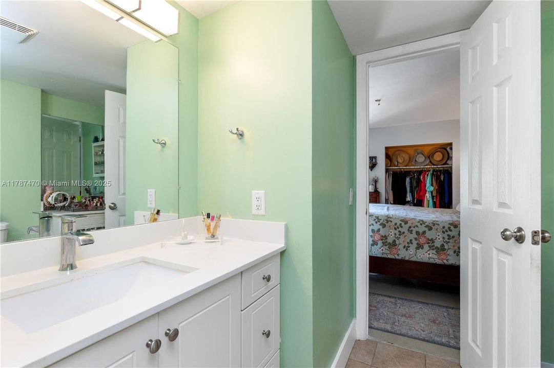 For Sale: $269,000 (2 beds, 1 baths, 1040 Square Feet)