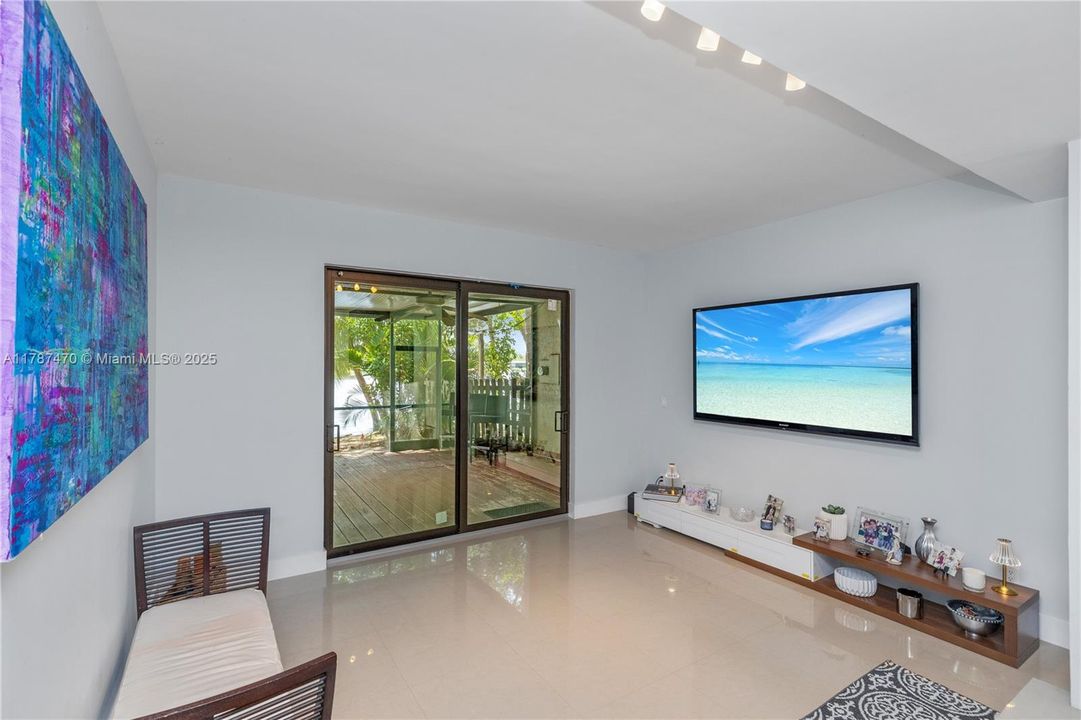 For Sale: $269,000 (2 beds, 1 baths, 1040 Square Feet)