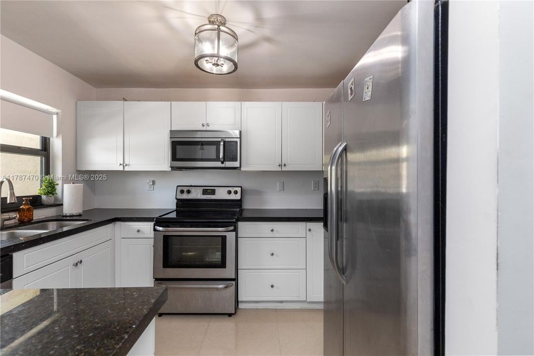 For Sale: $269,000 (2 beds, 1 baths, 1040 Square Feet)