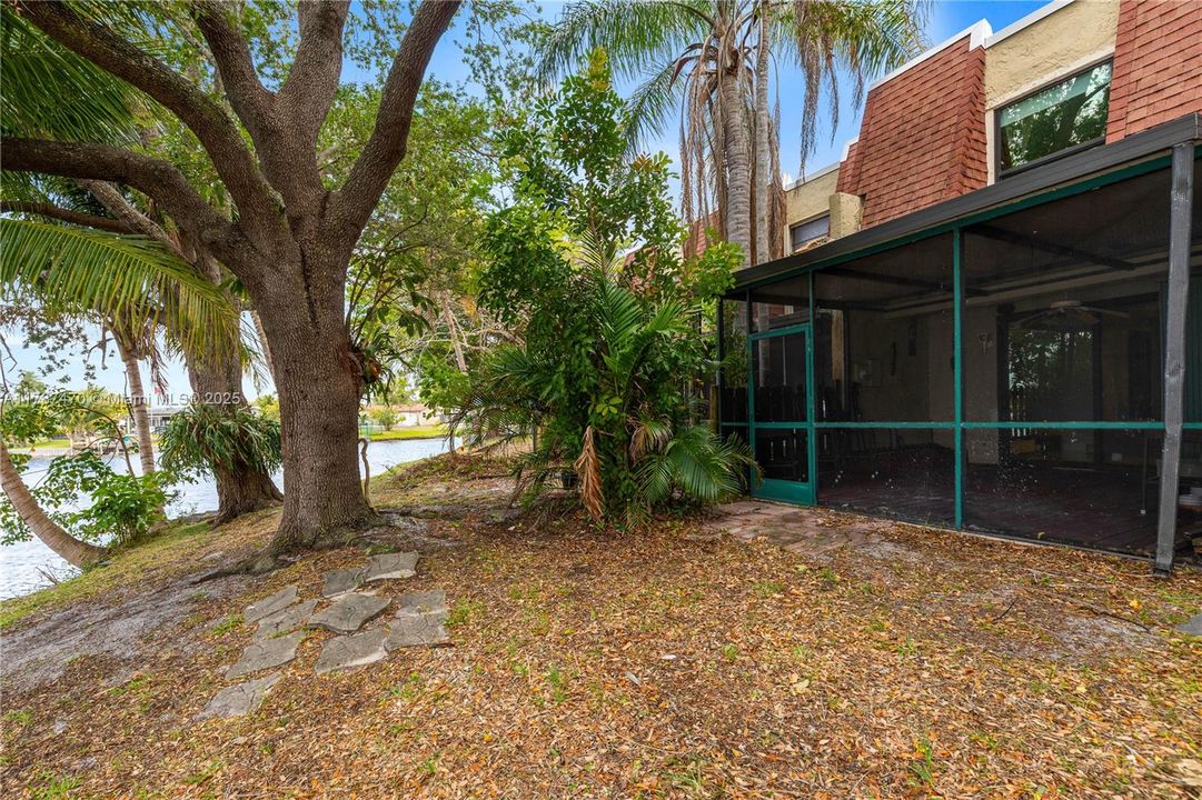 For Sale: $269,000 (2 beds, 1 baths, 1040 Square Feet)