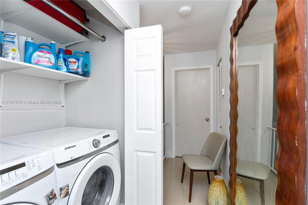 For Sale: $269,000 (2 beds, 1 baths, 1040 Square Feet)