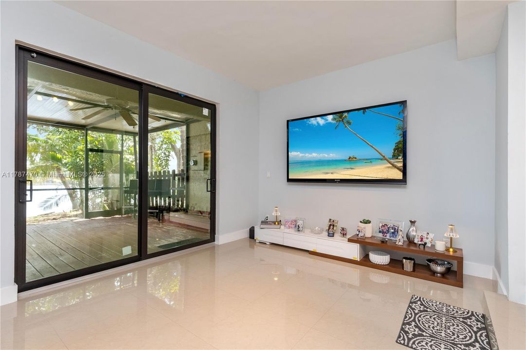 For Sale: $269,000 (2 beds, 1 baths, 1040 Square Feet)