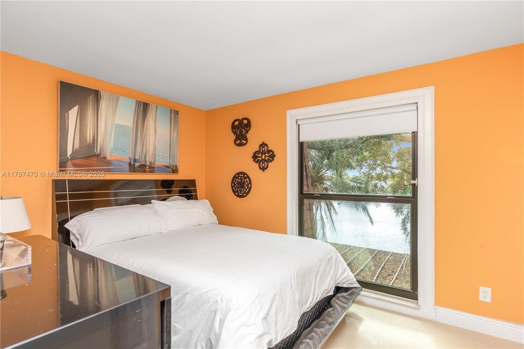 For Sale: $269,000 (2 beds, 1 baths, 1040 Square Feet)