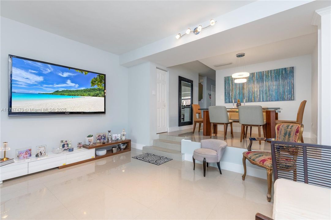 For Sale: $269,000 (2 beds, 1 baths, 1040 Square Feet)