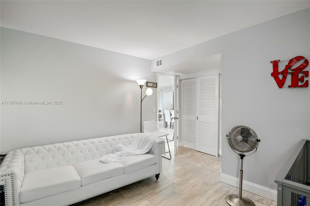 待售: $230,000 (2 贝兹, 2 浴室, 996 平方英尺)