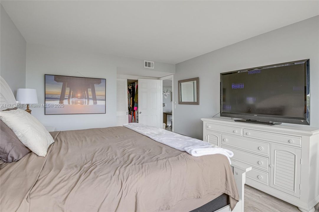 待售: $230,000 (2 贝兹, 2 浴室, 996 平方英尺)