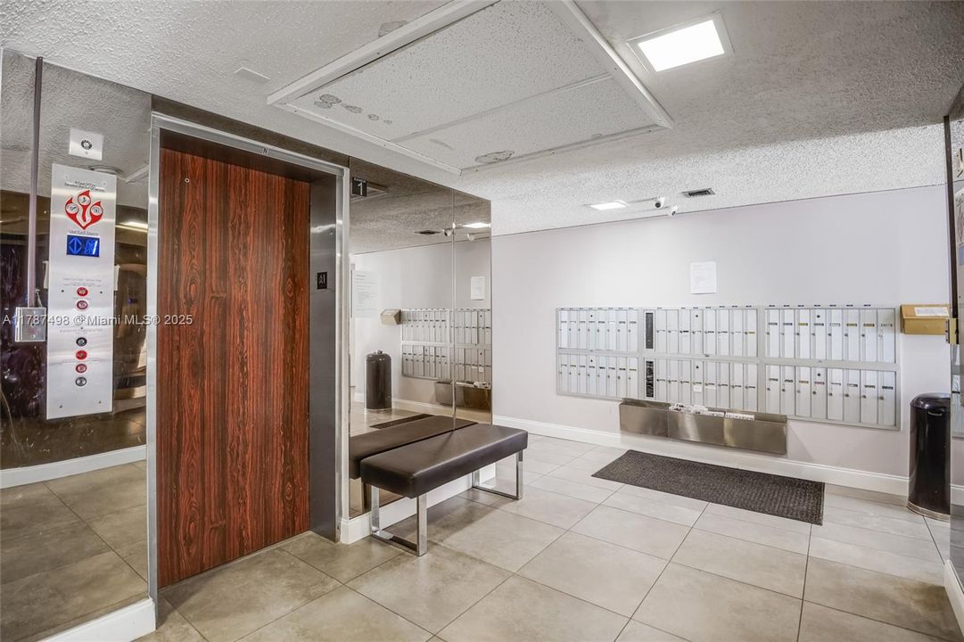 待售: $230,000 (2 贝兹, 2 浴室, 996 平方英尺)