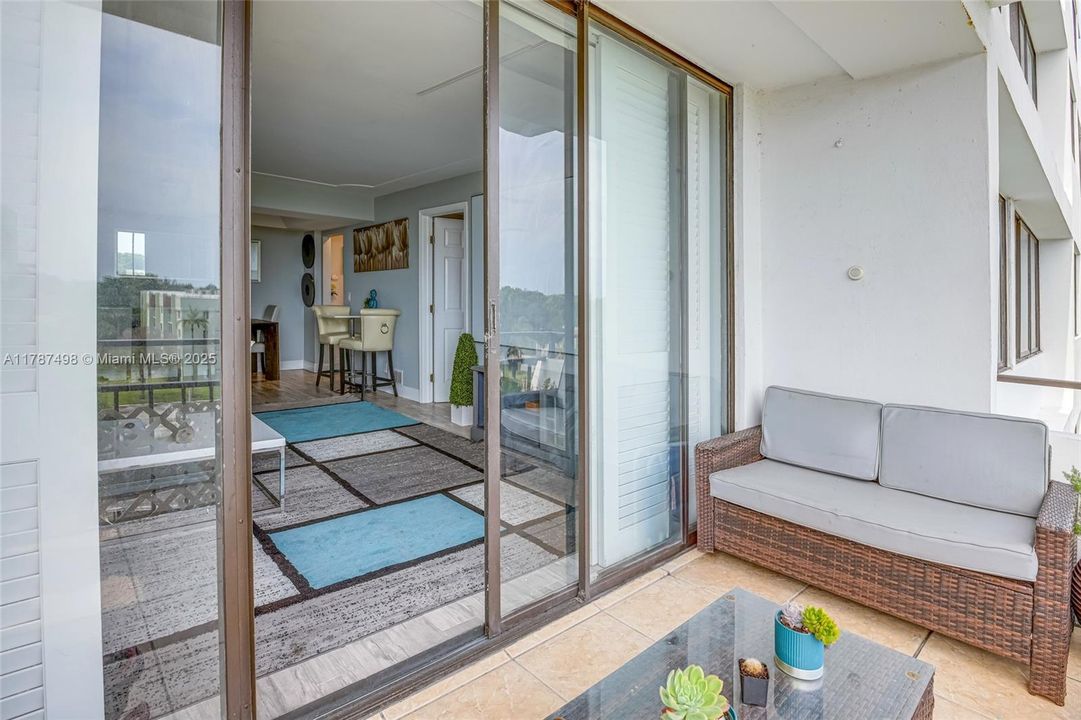 待售: $230,000 (2 贝兹, 2 浴室, 996 平方英尺)