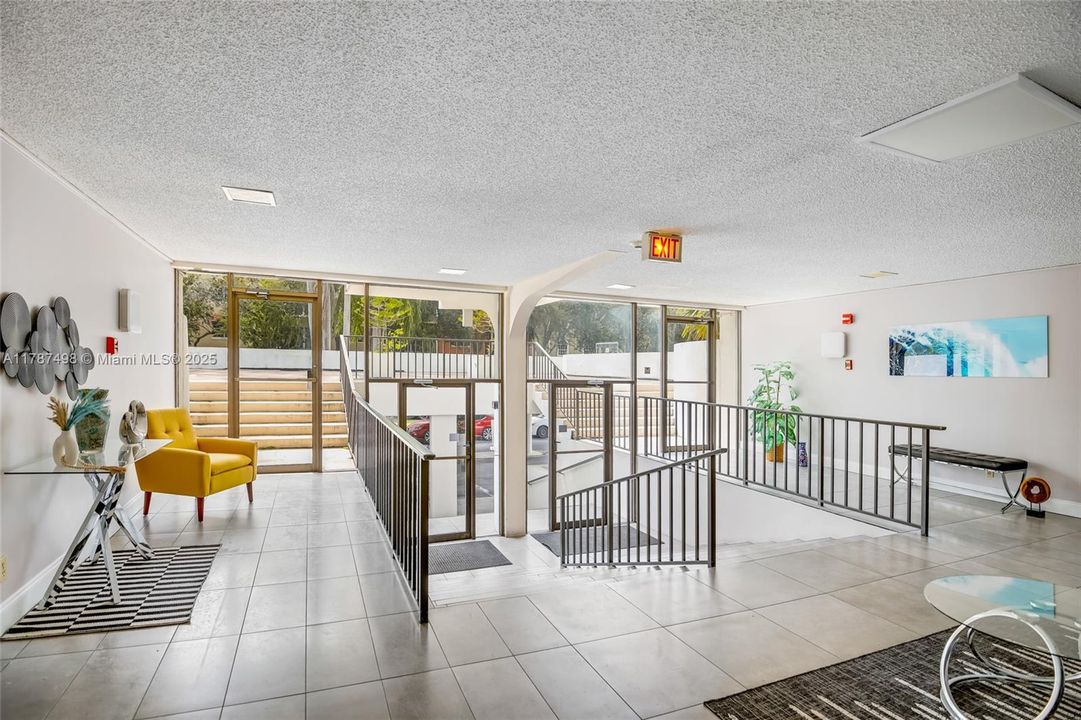 待售: $230,000 (2 贝兹, 2 浴室, 996 平方英尺)