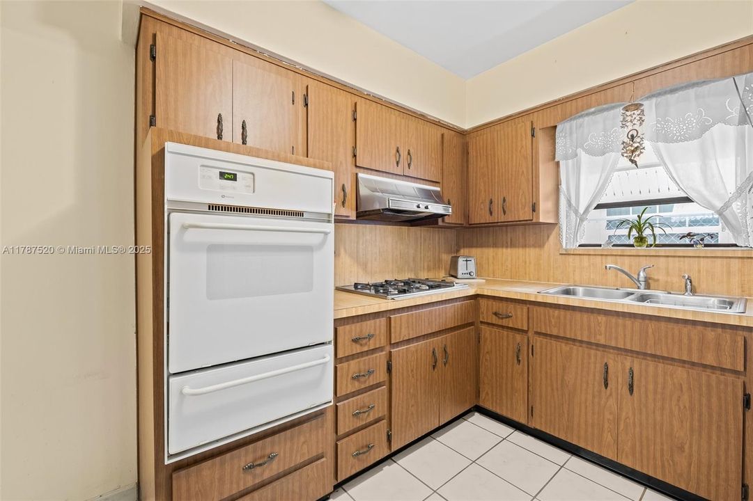 Recently Sold: $629,999 (3 beds, 2 baths, 1426 Square Feet)