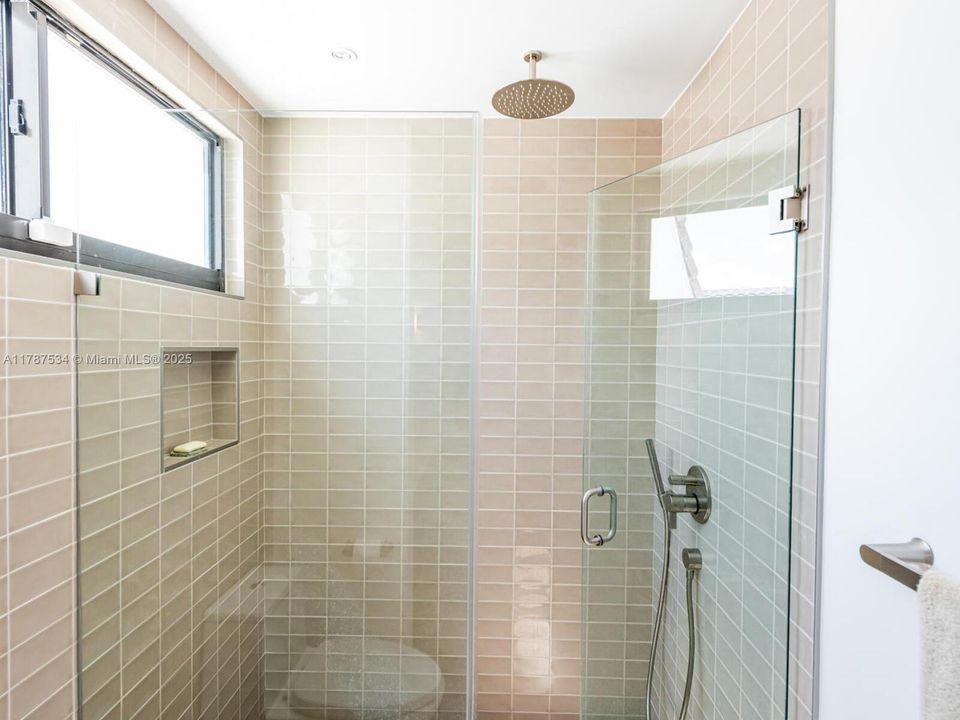 Recently Sold: $1,245,000 (2 beds, 2 baths, 1380 Square Feet)