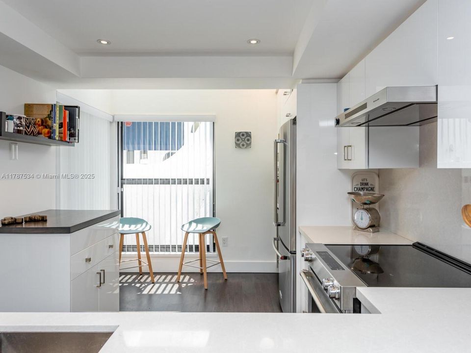 Recently Sold: $1,245,000 (2 beds, 2 baths, 1380 Square Feet)