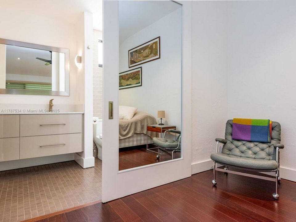 Recently Sold: $1,245,000 (2 beds, 2 baths, 1380 Square Feet)