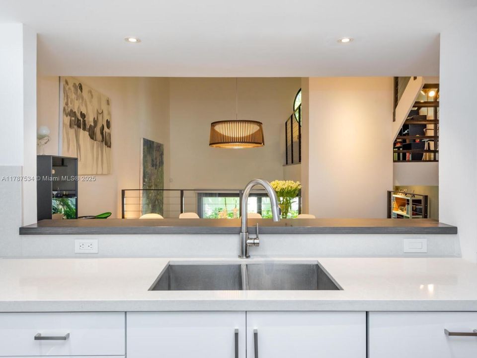 Recently Sold: $1,245,000 (2 beds, 2 baths, 1380 Square Feet)