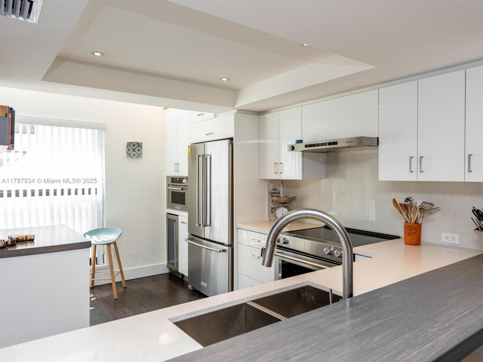 Recently Sold: $1,245,000 (2 beds, 2 baths, 1380 Square Feet)