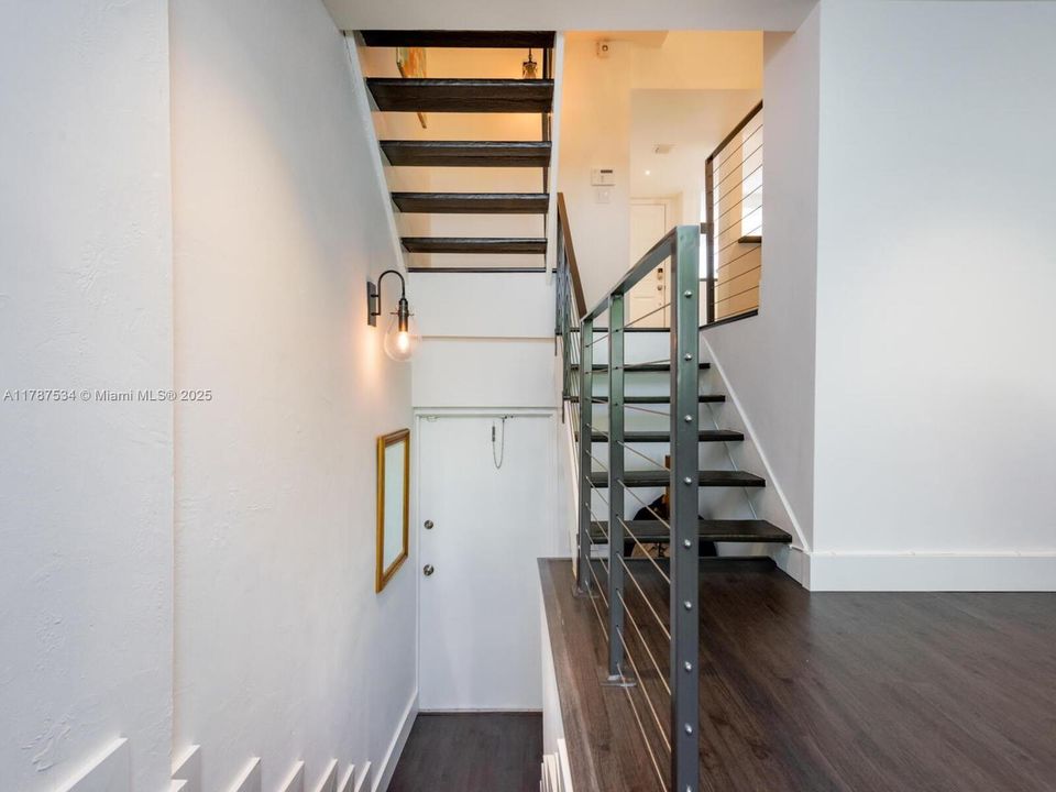 Recently Sold: $1,245,000 (2 beds, 2 baths, 1380 Square Feet)