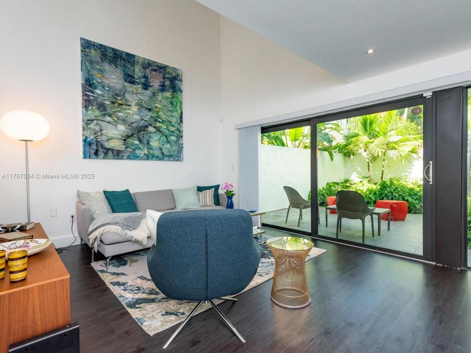 Recently Sold: $1,245,000 (2 beds, 2 baths, 1380 Square Feet)