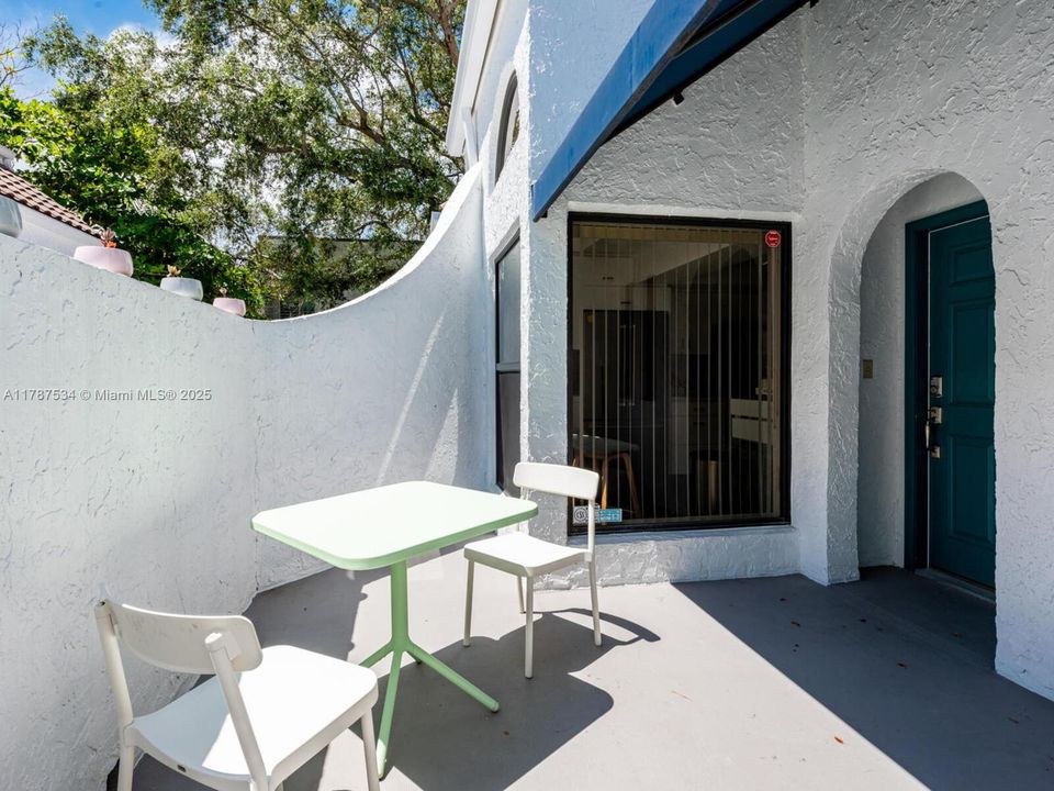 Recently Sold: $1,245,000 (2 beds, 2 baths, 1380 Square Feet)
