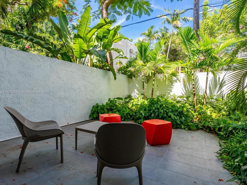 Recently Sold: $1,245,000 (2 beds, 2 baths, 1380 Square Feet)