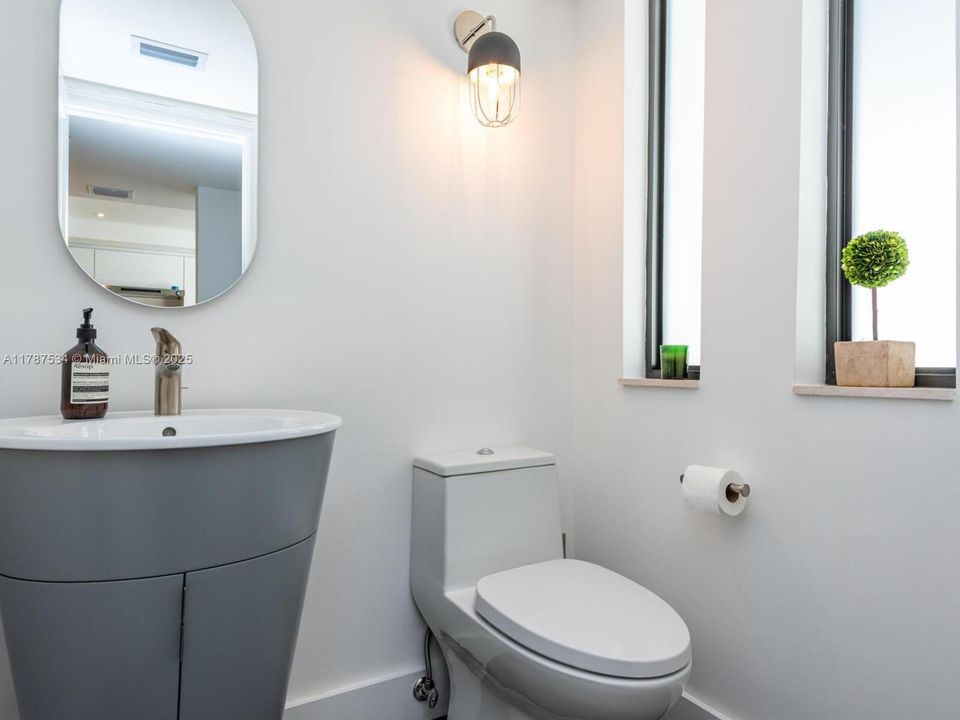 Recently Sold: $1,245,000 (2 beds, 2 baths, 1380 Square Feet)