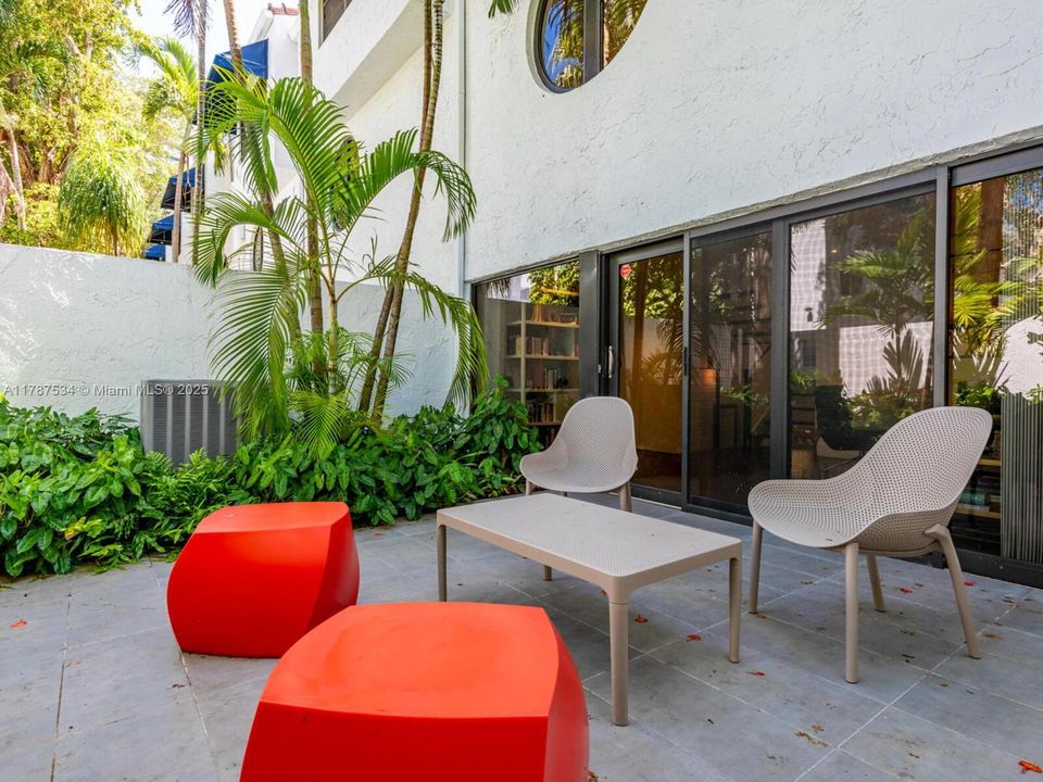 Recently Sold: $1,245,000 (2 beds, 2 baths, 1380 Square Feet)