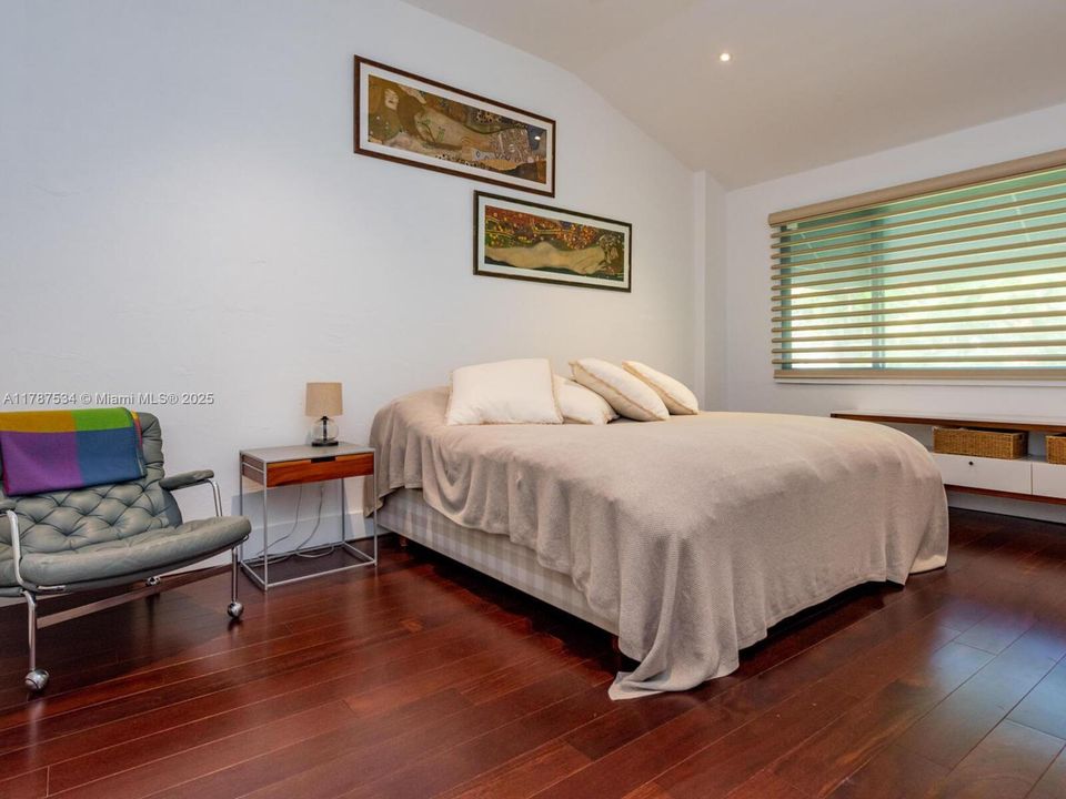 Recently Sold: $1,245,000 (2 beds, 2 baths, 1380 Square Feet)