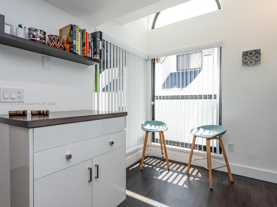 Recently Sold: $1,245,000 (2 beds, 2 baths, 1380 Square Feet)