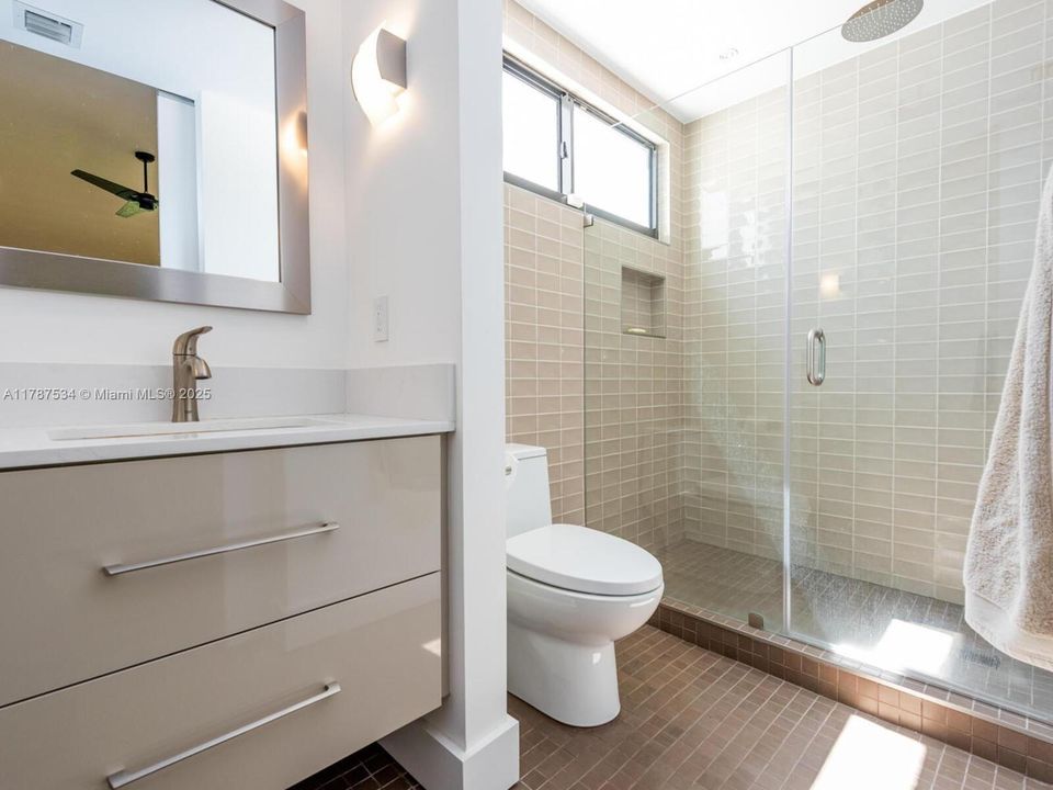 Recently Sold: $1,245,000 (2 beds, 2 baths, 1380 Square Feet)