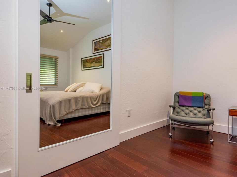 Recently Sold: $1,245,000 (2 beds, 2 baths, 1380 Square Feet)