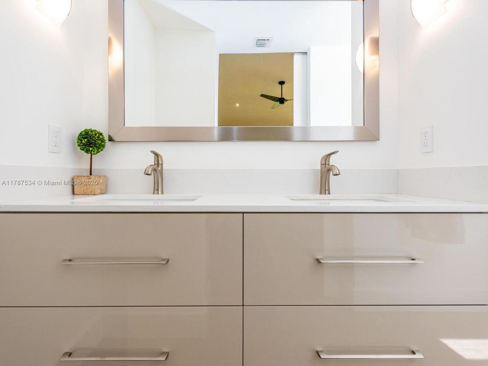 Recently Sold: $1,245,000 (2 beds, 2 baths, 1380 Square Feet)