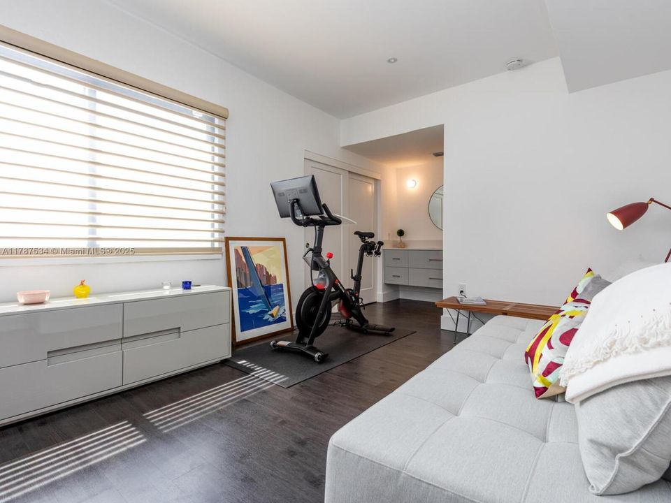 Recently Sold: $1,245,000 (2 beds, 2 baths, 1380 Square Feet)