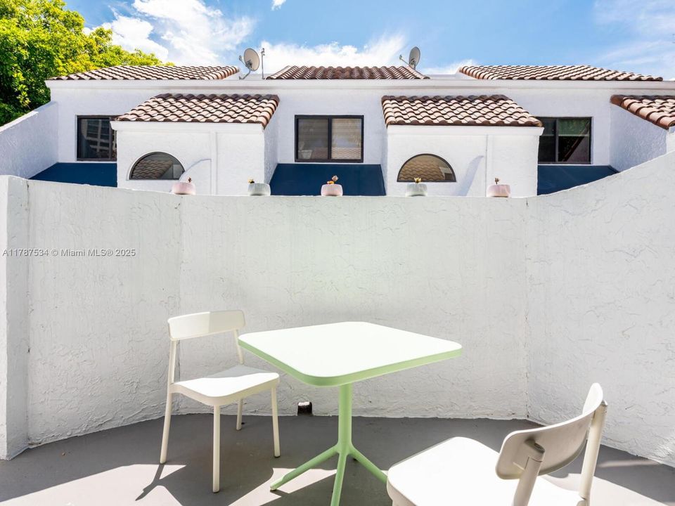 Recently Sold: $1,245,000 (2 beds, 2 baths, 1380 Square Feet)
