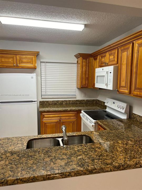 Recently Rented: $1,900 (2 beds, 2 baths, 904 Square Feet)