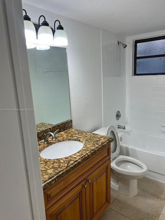 Recently Rented: $1,900 (2 beds, 2 baths, 904 Square Feet)