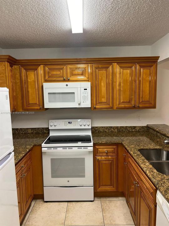 Recently Rented: $1,900 (2 beds, 2 baths, 904 Square Feet)
